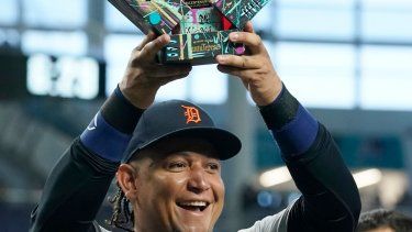 El venezolano Miguel Cabrera muestra una edición especial de un ron que le obsequiaron los Marlins de Miami, durante una ceremonia previa al encuentro del viernes 28 de julio de 2023&nbsp;