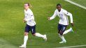 El delantero francés Antoine Griezmann celebra el gol de su equipo con su compañero Ousmane Dembele El delantero francés Antoine Griezmann celebra el gol de su equipo con su compañero Ousmane Dembele
