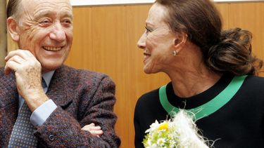La leyenda del ballet ruso Maya Plisetskaya sonríe a su esposo y compositor Rodion Shchedrin el 8 de noviembre de 2006 durante una conferencia de prensa dedicada a la entrega de sus archivos al Archivo Estatal Ruso de Literatura y Arte en Moscú.  