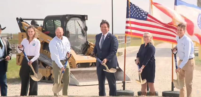 El gobernador Ron DeSantis junto a la secretaria del Departamento de Protección Ambiental , Alexis Lambert, (camisa blanca), Anna Upton, directora ejecutiva de Everglades Trust y otros funcionarios de Florida. 