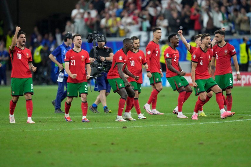 Los jugadores de Portugal celebran durante la tanda de penaltis en un partido de octavos de final ante Eslovenia en la Eurocopa 2024 en Frankfurt, Alemania, el lunes 1 de julio de 2024.&nbsp;