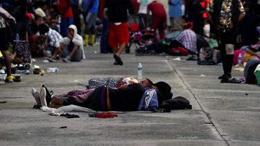 Migrantes, la mayoría procedentes de Centroamérica, duermen en la calle en la localidad de Huixtla, en el estado de Chiapas, México, el martes 26 de octubre de 2021. 