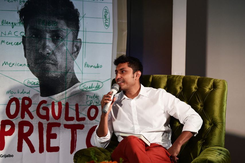 El actor mexicano Tenoch Huerta habla durante una conferencia de prensa para la presentación de su libro Orgullo Prieto en la Ciudad de México, el 18 de noviembre de 2022. La actriz Fernanda Tosky denunció que el actor abusó de ella.