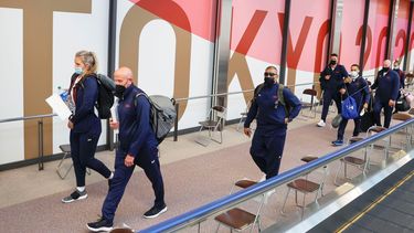 El equipo de boxeo de Estados Unidos llega al aeropuerto de Narita para competir en los Juegos Olímpicos de Tokio 2020