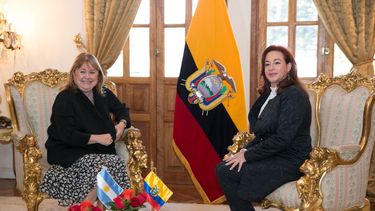 La canciller de Argentina Susana Malcorra y su nueva colega ecuatoriana María Fernanda Espinosa el 23MAY17 en Quito.&nbsp;