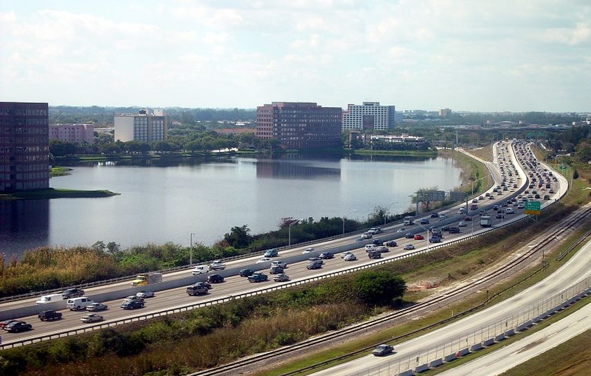 La Dolphin Expressway, o la 826, es en este momento una vía con múltiples peajes que está en un proceso de ampliación que culminará en 2017. (JESÚS HERNANDEZ)