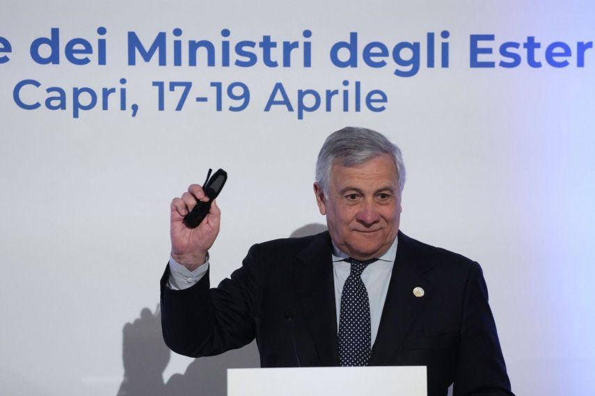 El ministro de Exteriores de Italia, Antonio Tajani, gesticula durante una conferencia de prensa tras la cumbre de los ministros de Exteriores del G7 en Capri, Italia, el 19 de abril de 2024. 