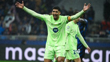 El defensor uruguayo del Barcelona, Ronald Araújo, reacciona durante un partido de la Champions League, el 6 de mayo de 2025.