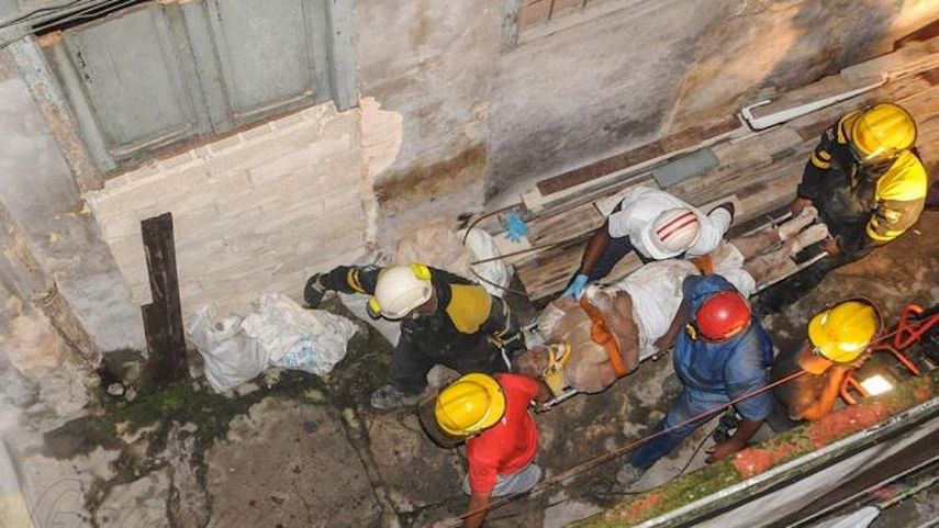 Momento en que los rescatistas sacan a la anciana herida.&nbsp;