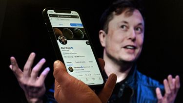 Imagen de Elon Musk y su cuenta de Twitter en un teléfono celular.