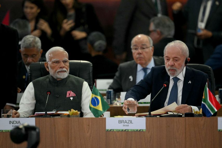 El socialista presidente de Brasil Luiz Inacio Lula da Silva (R) junto al primer ministro de India Narendra Modi durante una sesión plenaria del BRICS en Rio de Janeiro, Brazil.