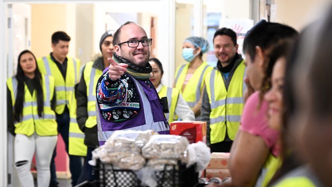 José Luis García Basabe, cocinero del Palacio de Buckingham, da instrucciones a los voluntarios antes de abrir a los clientes de su organización sin fines de lucro OCA Community Kitchen, en el sur de Londres, el 16 de diciembre de 2023. &nbsp;