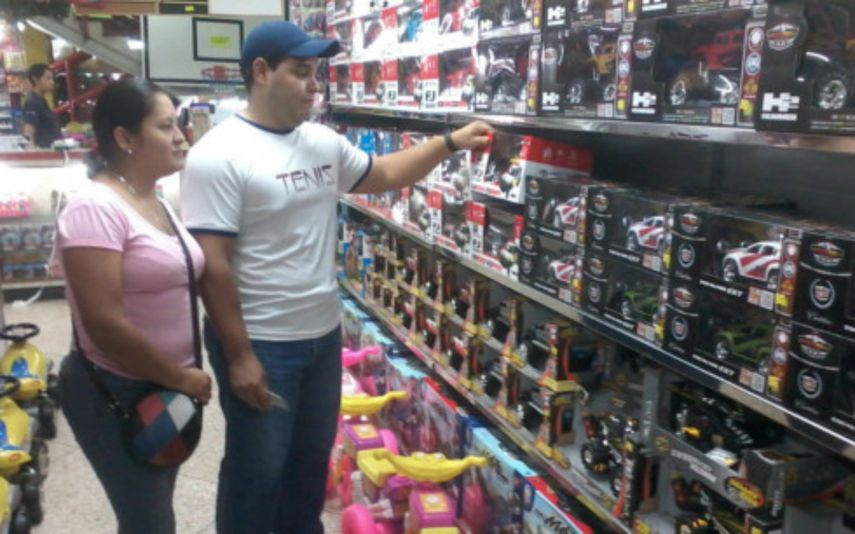 La severa crisis económica que afecta al país caribeño hace que los padres hagan maromas para que el juguete del niño Jesús no deje de llegar.