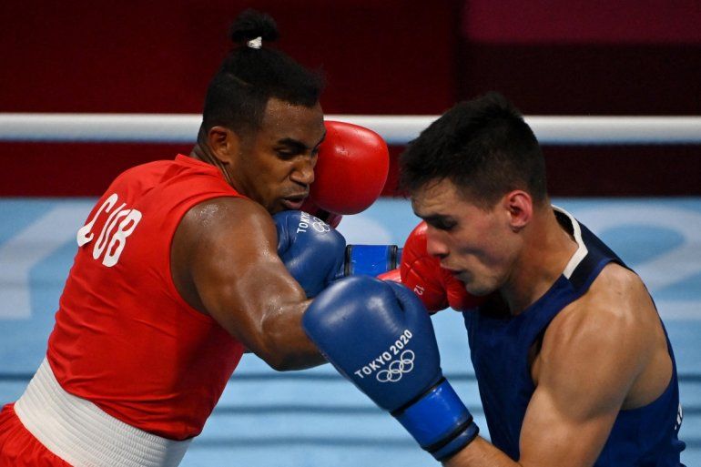 El cubano Arlen López (rojo) y el mexicano Rogelio Romero Torres pelean durante su combate de boxeo de cuartos de final de peso ligero masculino (75-81 kg) durante los Juegos Olímpicos de Tokio 2020  