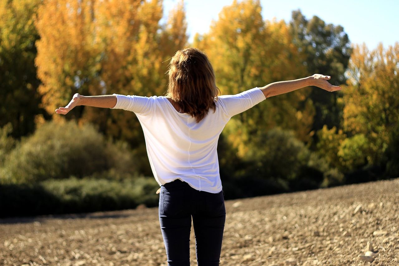 Una mujer disfruta del medio ambiente en el campo y da gracias por las bendiciones en su vida. Una mujer disfruta del medio ambiente en el campo y da gracias por las bendiciones en su vida.