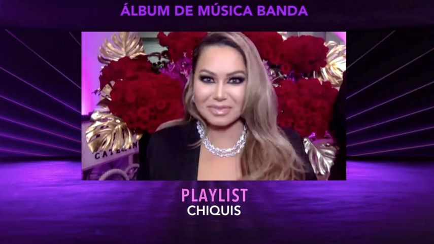 En esta captura de pantalla, Chiquis acepta el Mejor Álbum de Banda por Playlist en la Ceremonia de Estreno durante la 21a Entrega Anual del Latin GRAMMY en American Airlines Arena el 19 de noviembre de 2020 en Miami, Florida.