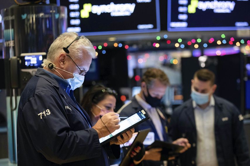 Especialistas trabajan dentro del piso de operaciones de Wall Street en Nueva York.