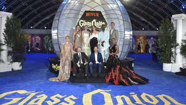 Kate Hudson, de izquierda a derecha, Madelyn Cline, Rian Johnson, Kathryn Hahn, Ram Bergman, Leslie Odom Jr., Edward Norton y Janelle Monae llegan al estreno de Glass Onion: A Knives Out Mystery el lunes 14 de noviembre de 2022, en el Museo de la Academia de Los Ángeles.