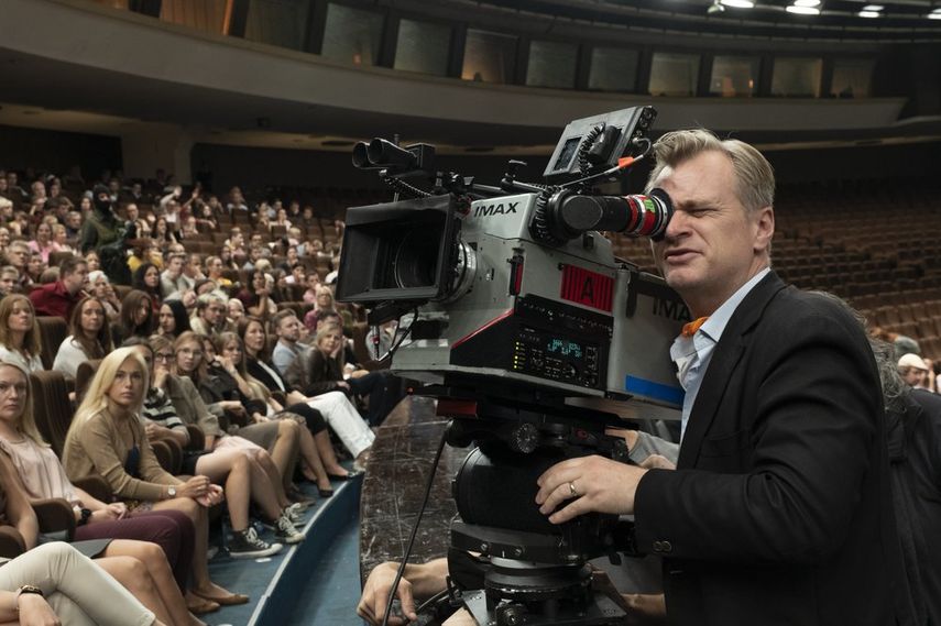 En esta imagen difundida por Warner Bros. Entertainment, el director Christopher Nolan durante la filmación de la película Tenet.&nbsp;