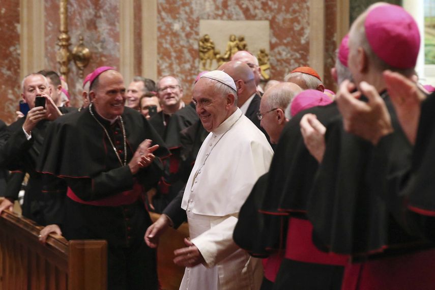 Luego de visitar el palacio presidencial, el Sumo Pontífice oficia una misa en la Catedral de Washington. (EFE)