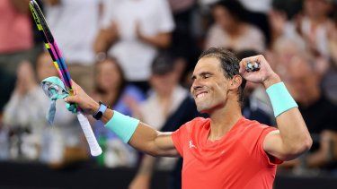 El español Rafael Nadal reacciona tras ganar su primer juego luego de estar un año fuera de las canchas.