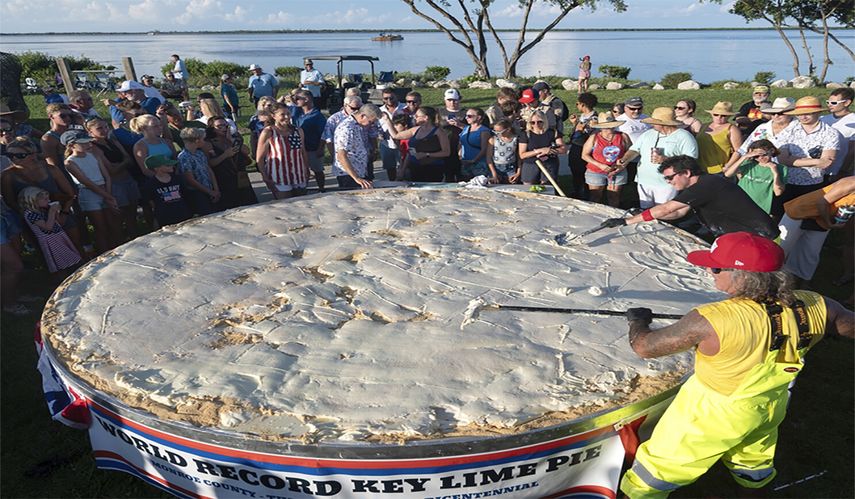 gigantesco pastel de limón para celebran el bicentenario del Condado Monroe.