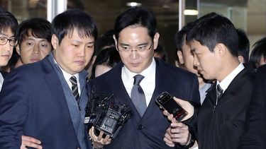 Lee&nbsp;Jae-yong&nbsp;(c), heredero del grupo Samsung, sale de la corte después de una audiencia en Seúl (Corea del Sur)