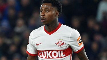 Quincy Promes del Spartak de Moscú observa durante el partido por el grupo C de la Liga Europa ante Leicester City, en el King Power Stadium, en Leicester, Inglaterra, el jueves 4 de noviembre de 2021.