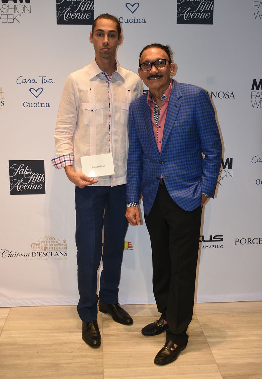 Un modelo posa junto al diseñador dominicano Arcadio Díaz.&nbsp;