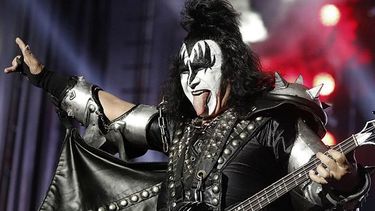 Simmons sale por última vez de gira con su banda bajo el lema End Of The Road (Final del Camino).&nbsp;