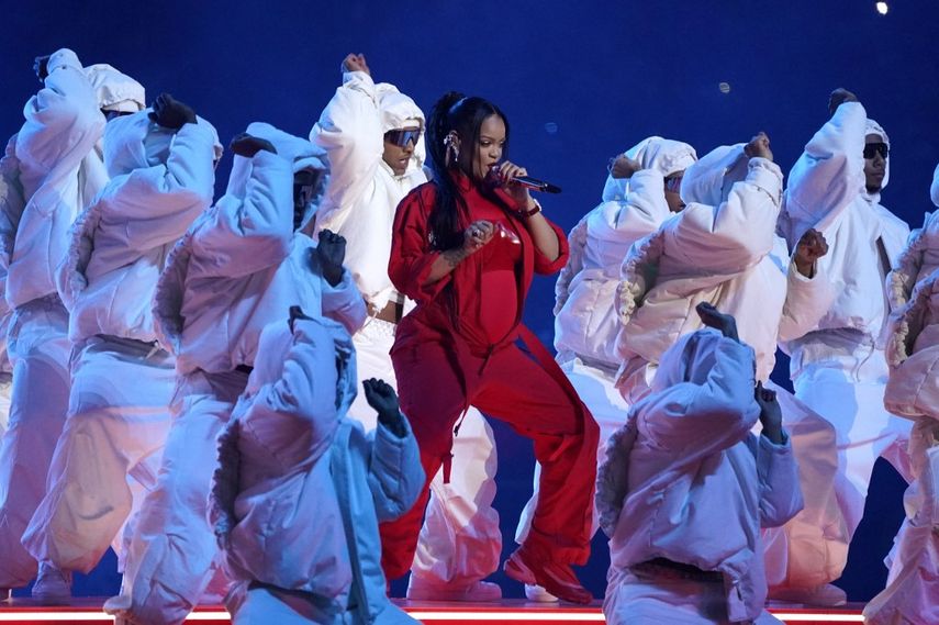La cantante barbadense Rihanna se presenta durante el espectáculo de medio tiempo del Super Bowl LVII entre los Kansas City Chiefs y los Philadelphia Eagles en el State Farm Stadium en Glendale, Arizona, el 12 de febrero de 2023.
