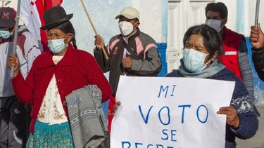 Partidarios del candidato presidencial de izquierda por el partido Perú Libre Pedro Castillo, se manifiestan en la ciudad andina de Puno, cerca de la frontera con Bolivia, en Perú el 14 de junio de 2021.