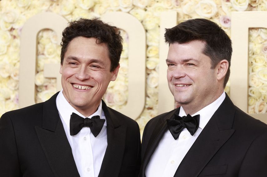 Los productores de televisión Phil Lord y Christopher Miller llegan a la 81ª edición de los Globos de Oro en el hotel Beverly Hilton de Beverly Hills, California, el 7 de enero de 2024. &nbsp;