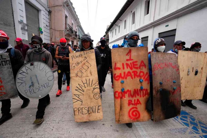 Manifestantes indígenas con escudos de metal y de madera marchan hacia la Basílica del Voto Nacional donde esperan poder dialogar con el gobierno, en el centro de Quito, Ecuador.