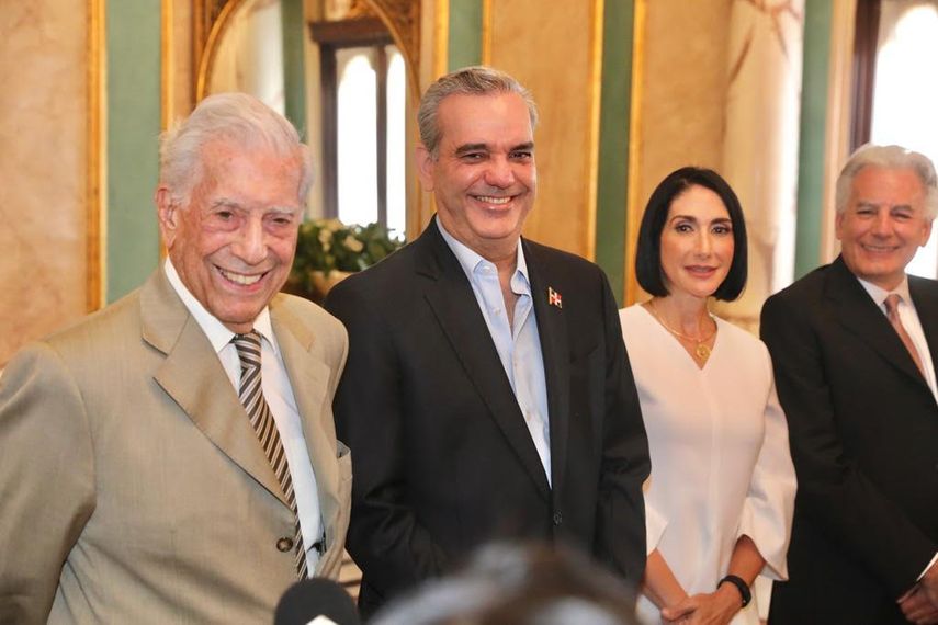 En la gráfica, Mario Vargas Llosa, el presidente Luis Abinader, la primera dama dominicana, Raquel Arbaje y Alvaro Vargas Llosa y esposa, durante la visita del escritor al país.   