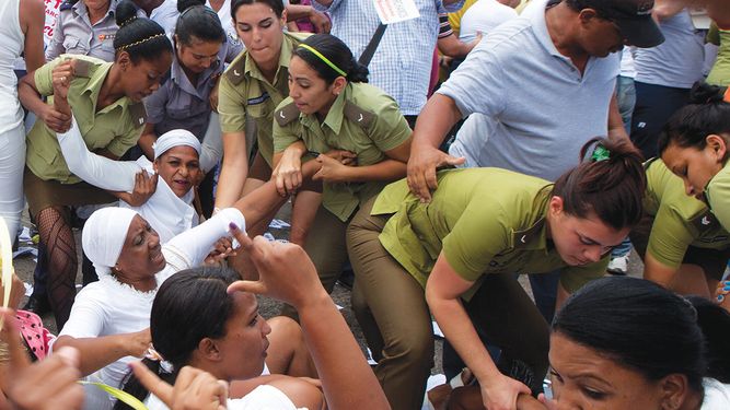 El grupo opositor Damas de Blanco es fuertemente reprimido durante una protesta en La Habana.