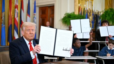 El presidente de Estados Unidos Donald J. Trump muestra la orden ejecutiva para desmantelar el Departamento de Educación.