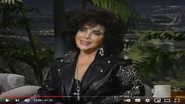 Elizabeth Taylor en una entrevista con Johnny Carson el 21 de febrero de 1992. La mansión en la que vivió la actriz a finales de la década de 1940 en Miami, fue vendida.&nbsp;