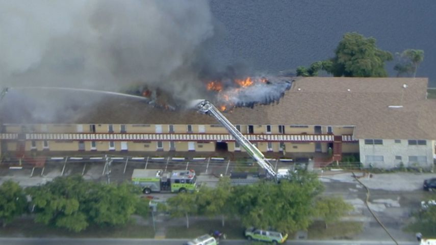 El fuego se propagó rápidamente por el ático del complejo residencial Starlakes&nbsp;Apartments, al norte de Miami.