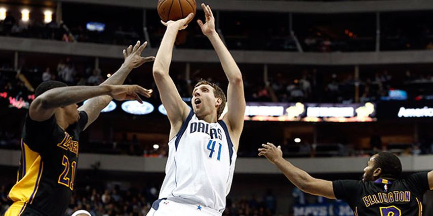 El alemán alcanzó la marca anoche contra los Lakers (AP)