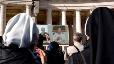 La pantalla donde aparece el papa Francisco en la Plaza de San Pedro en el Vaticano el 3 de diciembre de 2023.&nbsp;