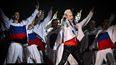 El cantante pop ruso pro-Kremlin Shaman (Yaroslav Dronov), vestido con los colores de la bandera de Rusia, actúa durante un concierto en la Plaza Roja el Día de la Bandera en Moscú el 22 de agosto de 2024.