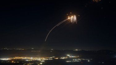 El sistema de defensa aérea israelí Cúpula de Hierro intercepta cohetes disparados desde el sur del Líbano sobre la región de la Alta Galilea, en el norte de Israel, el 4 de agosto de 2024.&nbsp;