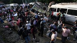 &nbsp;Personas permanecen en el lugar de una explosión tras un atentado con bomba en El Túnel, en la carretera Popayán-Cali, en Cajibio, departamento del Cauca, Colombia, el 25 de abril de 2026