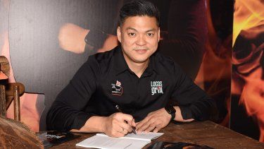 Waxin Fong&nbsp;firma uno de los ejemplares Éxito a la brasa.&nbsp;