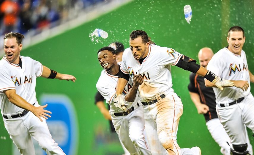 Los Marlins celebraron la victoria en un juego de once entradas. (Reuters)