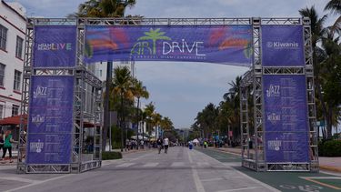 El Art on the Drive es una nueva experiencia del Carnaval de Miami, organizada por el Club Kiwanis de la Pequeña Habana en colaboración con el Ayuntamiento de Miami Beach.