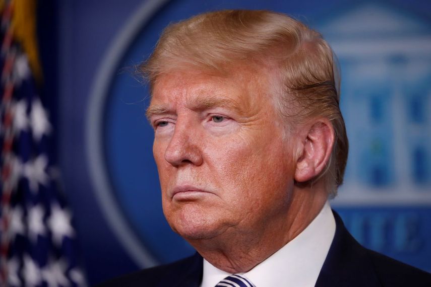 El presidente Donald Trump escucha durante una sesi&oacute;n informativa sobre el coronavirus en la Casa Blanca, Washington, el lunes 23 de marzo de 2020.&nbsp;