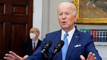 El presidente Joe Biden pronuncia un discurso durante un evento en la Casa Blanca, en Washington, el jueves 27 de enero de 2022. 