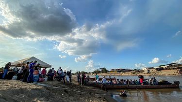 &nbsp;Venezolanos abordan un bote antes de cruzar el río Arauca en Arauca, Colombia, en la frontera con Venezuela, el 22 de enero de 2022.